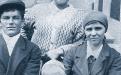 1938 год. Лев Трутнев в центре, стоит - мать Анисья Даниловна