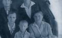 Перед отправкой отца на фронт. В 1-м ряду в центре Лев Трутнев и его мама с новорожденным братом, отец Емельян Дмитриевич стоит справа. 1941 год.