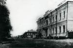 Здание Центральной фельдшерской школы на углу ул. Тарской и Казнаковской, 1892 год