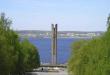 Монумент дружбы народов посвящён 400-летию вхождения Удмуртии в состав России, открыт в 1972 году. Символ столицы Удмуртской республики.