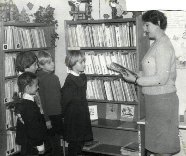 Работа с детьми на абонементе младших классов, 1980-е гг.